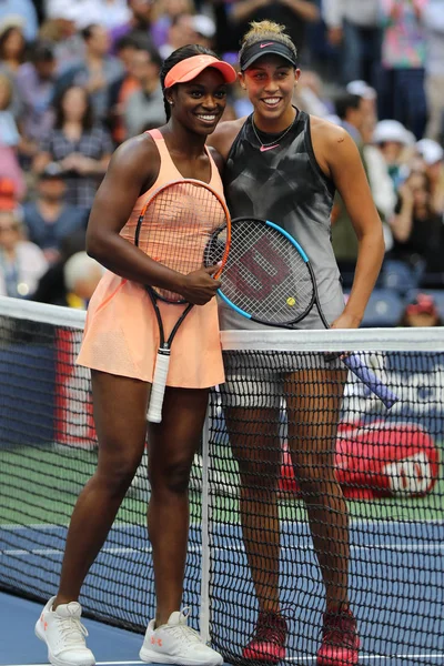 La campeona del US Open 2017 Sloane Stephens (L) y Madison Keys antes del último partido femenino del US Open 2017 —  Fotos de Stock