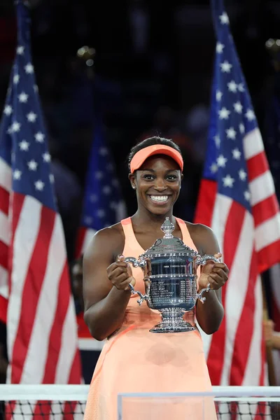 Bize açık 2017 Sloane onu final maçı sonra Madison anahtarları karşı zafer, Amerika Birleşik Devletleri ile Us Open kupa kupa sunu sırasında poz Stephens şampiyonu