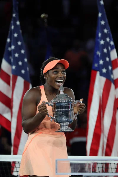 Bize açık 2017 Sloane onu final maçı sonra Madison anahtarları karşı zafer, Amerika Birleşik Devletleri ile Us Open kupa kupa sunu sırasında poz Stephens şampiyonu