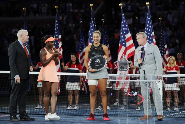 Finalist Madison Keys (R) en ons Open 2017 kampioen Sloane Stephens tijdens trofee presentatie na de laatste wedstrijd van de vrouwen op Billie Jean King National Tennis Center — Stockfoto