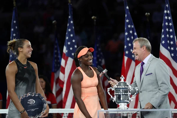 Finalista Madison Keys (L) a nás Open 2017 šampión Sloane Stephensovou během prezentace trofej po finále žen v Národní tenisové centrum Billie Jean — Stock fotografie