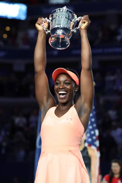 Us open 2017 champion sloane stephens of united states posiert mit uns offene Trophäe bei der Pokalübergabe nach ihrem Finalsieg gegen Madison Keys — Stockfoto