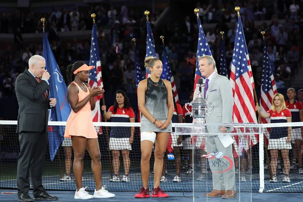 Finalist Madison Keys (R) 和我们打开 2017年冠军斯隆斯蒂芬斯在颁奖仪式后妇女的最后一场比赛在比利简金国家网球中心 — 图库照片