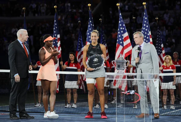 Finalist Madison Keys (R) ve bize açık 2017 Sloane Stephens kupa sunum Billie Jean King Ulusal Tenis Merkezi kadın final maçı sonrası sırasında şampiyonu