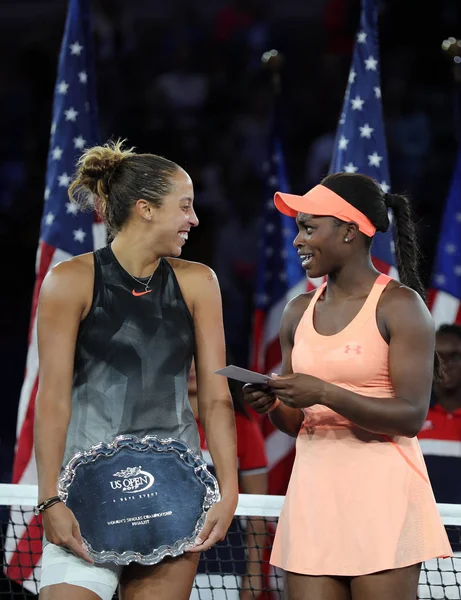 Finalist Madison Keys (L) och oss öppna 2017 mästare Sloane Stephens under trophy presentation efter damernas sista matchen på Billie Jean King National Tennis Center — Stockfoto