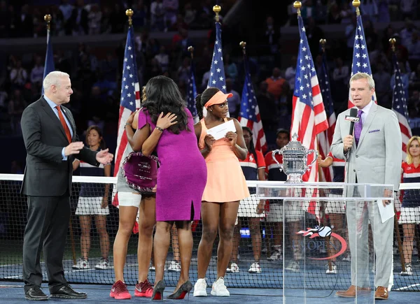 Finalista Madison Keys (L) a nás Open 2017 šampión Sloane Stephensovou během prezentace trofej po finále žen v Národní tenisové centrum Billie Jean — Stock fotografie