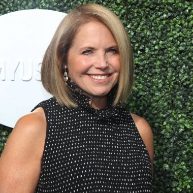 Amerikalı gazeteci ve yazar Katie Couric bize açık 2017 açılış gecesi töreni önce mavi halı üzerinde 