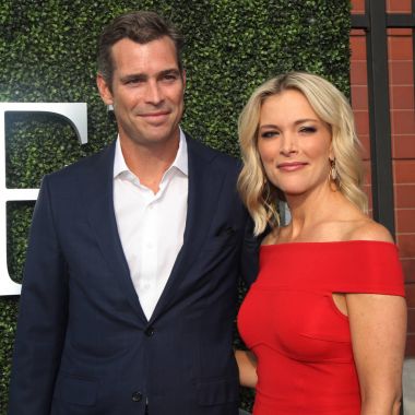  ABD'li gazeteci ve politika yorumcusu Megyn Kelly ve Douglas Brunt bize açık 2017 açılış gecesi töreni önce mavi halı üzerinde