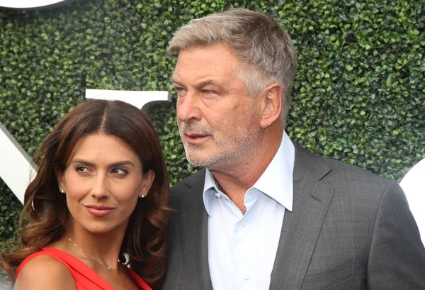 American actor, producer, and comedian Alec Baldwin with his wife Hilaria Thomas on the blue carpet before US Open 2017 opening night ceremony — Stock Photo, Image