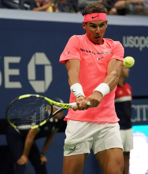 Grand Slam mestari Rafael Nadal Espanjan toiminnassa hänen US Open 2017 ensimmäisen kierroksen ottelussa — kuvapankkivalokuva