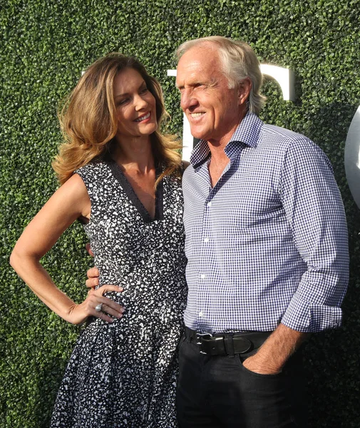 Golfista profesional y empresario Greg Norman y Kirsten Kutner en la alfombra azul antes de la ceremonia de apertura del US Open 2017 — Foto de Stock