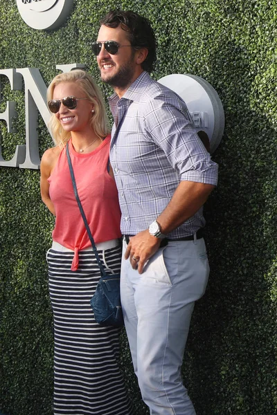 American country singer and songwriter Luke Bryan and Caroline Boyer on the blue carpet before US Open 2017 opening night ceremony — Stock Photo, Image