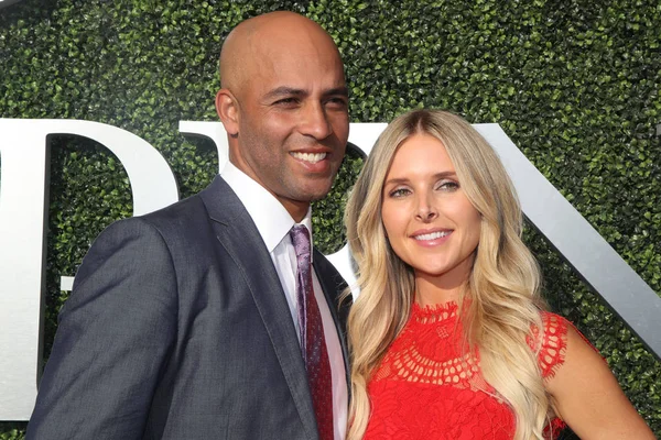 El tenista profesional retirado estadounidense James Blake y Emily Snider en la alfombra azul antes de la ceremonia de apertura del US Open 2017 — Foto de Stock