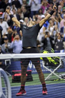 Bize açık 2017 şampiyonu İspanya Rafael Nadal Kevin Andersen karşı onun son maçı sonrası zafer kutluyor