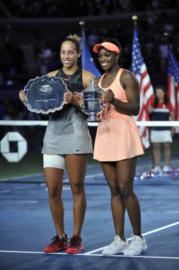  Finalist Madison tuşları (L) ve bize açık 2017 Sloane Stephens kupa sunum bayanlar final maçı sonrası sırasında şampiyonu