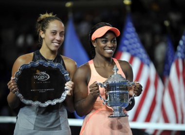  Finalist Madison tuşları (L) ve bize açık 2017 Sloane Stephens kupa sunum bayanlar final maçı sonrası sırasında şampiyonu