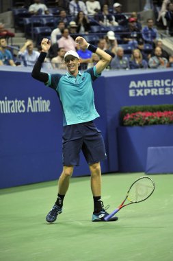 Profesyonel tenis oyuncusu Kevin Andersen Güney Afrika'nın zafer onun bize açık 2017 yarı final maçından sonra kutluyor. 