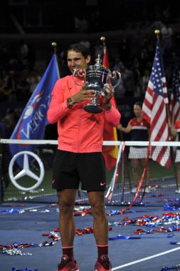 Bize açık 2017 onun final maçı sonra zafer İspanya ile Us Open kupa kupa sunu sırasında poz, Rafael Nadal şampiyonu
