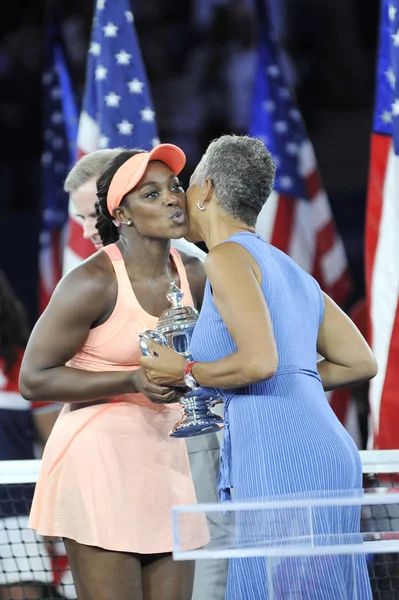 Bize açık 2017 şampiyonu Sloane Stephens Amerika Birleşik Devletleri Amerika Açık kupa kupa sunu sırasında alır. 