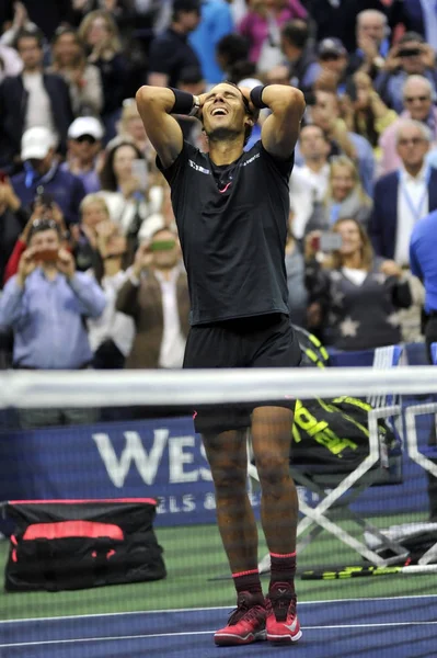 Μας ανοικτή 2017 πρωταθλητή Rafael Nadal Ισπανία γιορτάζει τη νίκη μετά από τον τελικό αγώνα του εναντίον Κέβιν Άντερσεν — Φωτογραφία Αρχείου