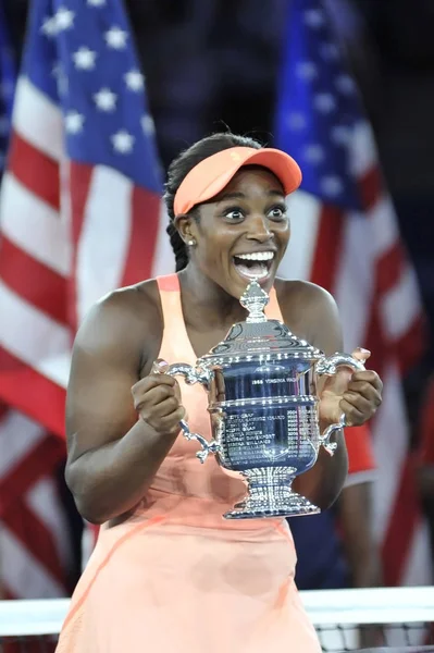 Oss öppna 2017 mästare Sloane Stephens USA poserar med Us Open trophy under trophy presentation — Stockfoto