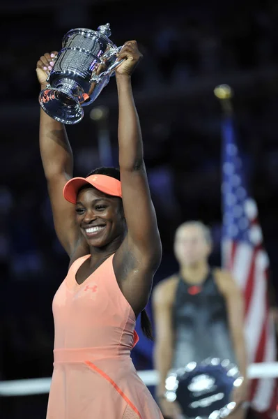 US Open 2017 champion Sloane Stephens of United States posing with US Open trophy during trophy presentation — Stock Photo, Image