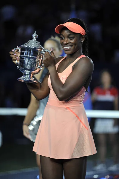 US Open 2017 champion Sloane Stephens of United States posing with US Open trophy during trophy presentation — Stock Photo, Image