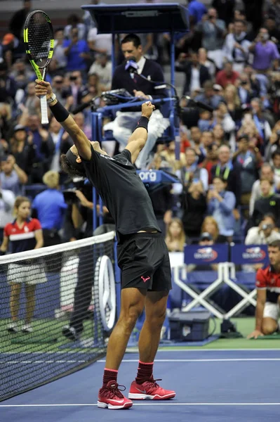 Bize açık 2017 şampiyonu İspanya Rafael Nadal Kevin Andersen karşı onun son maçı sonrası zafer kutluyor — Stok fotoğraf