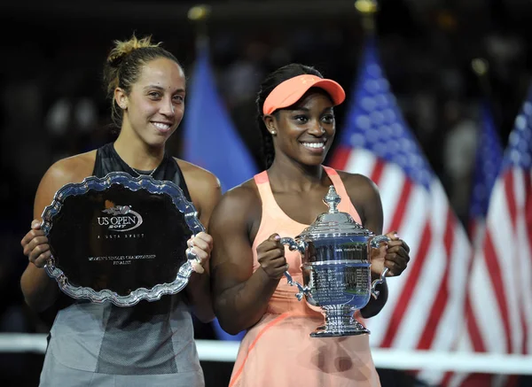 Finalista Madison Keys (L) y campeón del US Open 2017 Sloane Stephens durante la presentación del trofeo después del partido final femenino —  Fotos de Stock