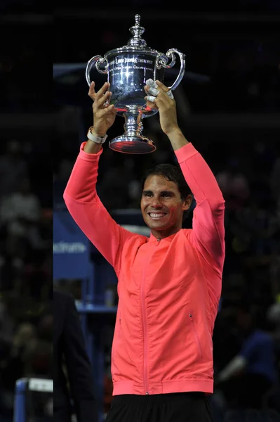 Rafael Nadal, campeón del US Open 2017, posando con el trofeo US Open durante la presentación del trofeo después de su victoria final —  Fotos de Stock