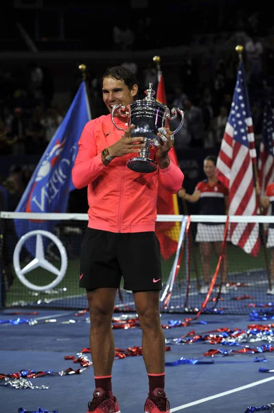 Mistr nás Open 2017 Rafael Nadal ze Španělska pózuje s Us Open trofej trofej prezentace po jeho posledním zápase vítězství — Stock fotografie
