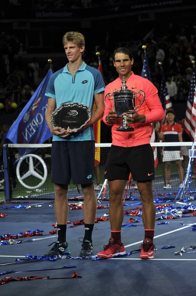 Finalista Kevin Andersen de Sudáfrica y campeón del US Open 2017 Rafael Nadal de España durante la presentación del trofeo —  Fotos de Stock