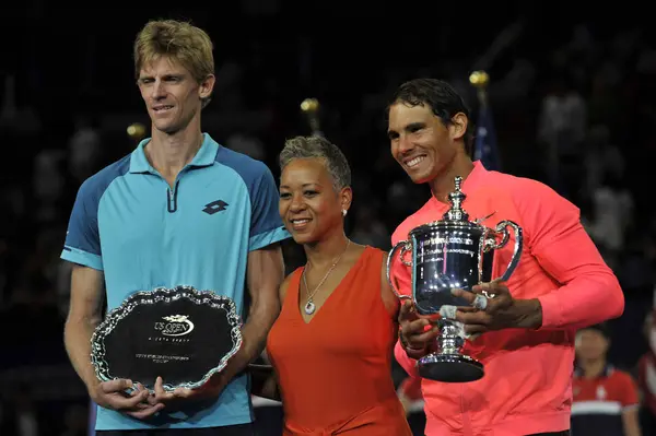 Finalista Kevin Andersen z Jižní Afriky (L), Usta prezident Katrina Adams a nás Open 2017 šampión Rafael Nadal ze Španělska během trofej prezentace — Stock fotografie