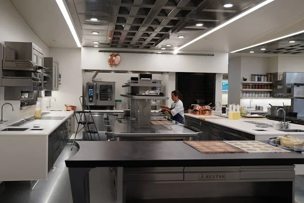 Cucinare nella cucina di tre stelle Michelin ristorante La lavanderia francese a Yountville, Napa Valley . — Foto Stock