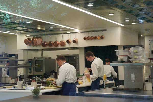 厨师在厨房里的三个米其林星级餐厅法国洗衣房扬特维尔，纳帕谷. — 图库照片