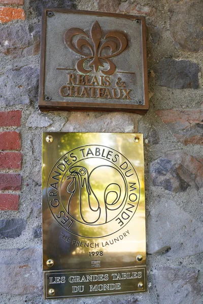 & 乐于和 Les 高等学院表 du Monde 标志在三个米其林星星法国洗衣房餐厅 — 图库照片