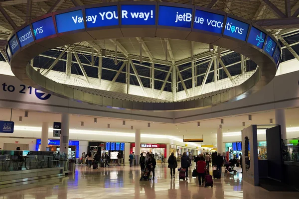Intérieur du terminal 5 de JetBlue à l'aéroport international John F Kennedy à New York — Photo