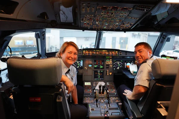 JetBlue letové posádky v kokpitu na Johna F Kennedyho mezinárodní letiště v New Yorku — Stock fotografie