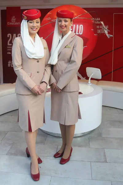 Emirates Airlines Flugbegleiter am Stand der emirates Airlines — Stockfoto