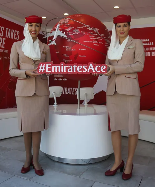 Emirates Airlines Flugbegleiter am Stand der emirates Airlines — Stockfoto