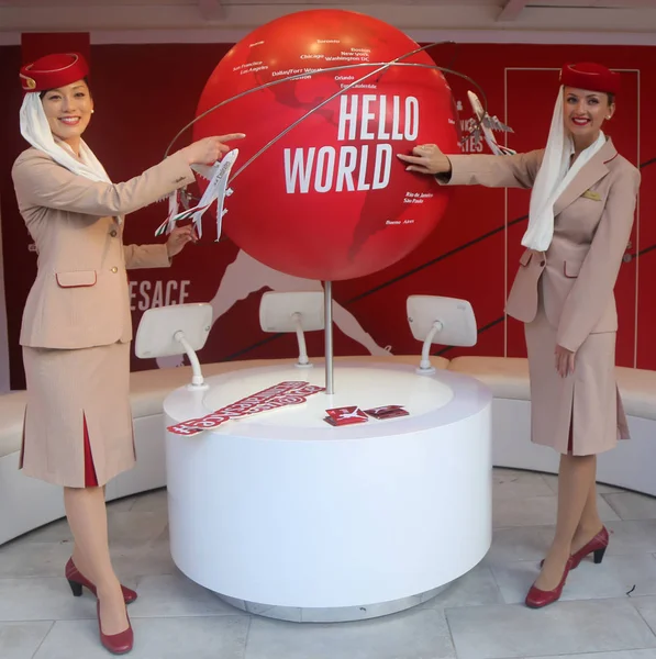 Emirates Airlines flight attendants at the Emirates Airlines booth — Stock Photo, Image