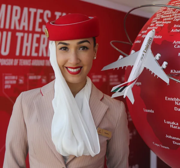 Emirates Airlines flygvärdinnor på Emirates Airlines monter — Stockfoto