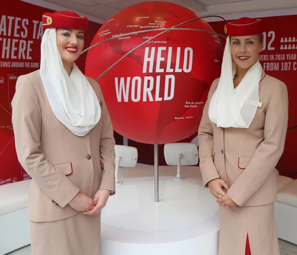 Agents de bord Emirates Airlines sur le stand Emirates Airlines — Photo