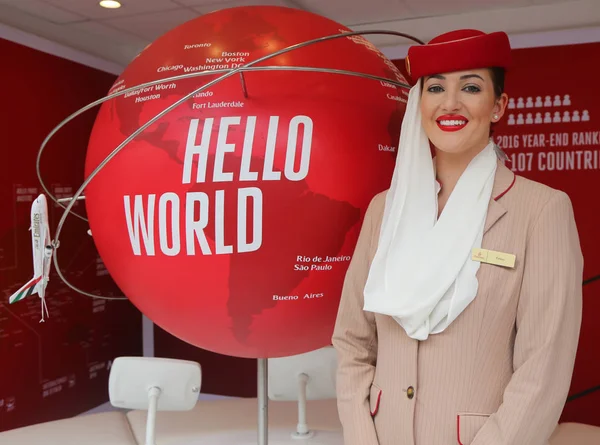 Emirates Airlines flight attendants at the Emirates Airlines booth — Stock Photo, Image
