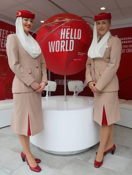 Assistentes de bordo da Emirates Airlines no estande da Emirates Airlines — Fotografia de Stock