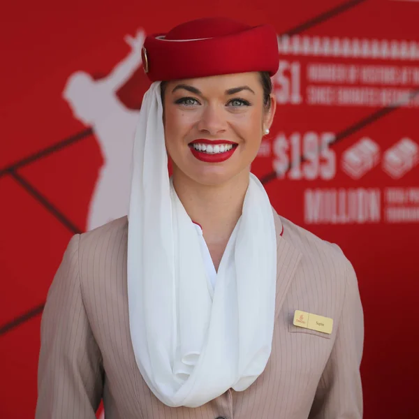 Emirates Airlines flygvärdinnor på Emirates Airlines monter — Stockfoto