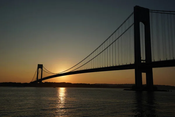 Ponte Verrazano ao pôr-do-sol em Nova Iorque — Fotografia de Stock