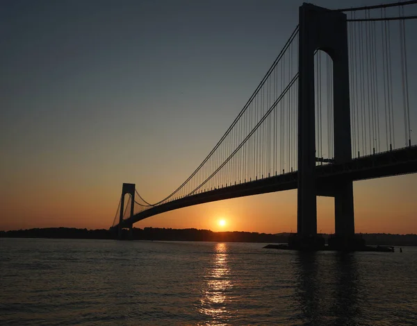 Ponte Verrazano ao pôr-do-sol em Nova Iorque — Fotografia de Stock