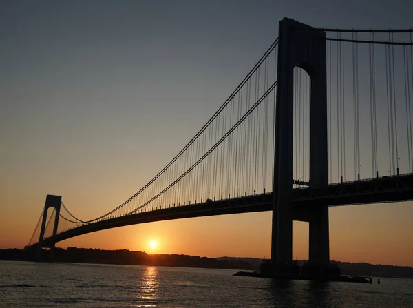 Ponte Verrazano ao pôr-do-sol em Nova Iorque — Fotografia de Stock