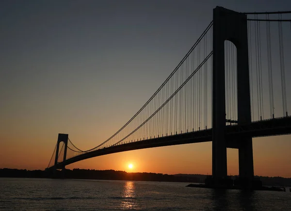 Verrazano brug bij zonsondergang in new york — Stockfoto